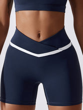 Air Cloud Yoga-Shorts mit überkreuztem Schnitt und Kontrast